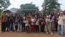 Pelatihan kokedama melibatkan anak-anak yang belajar membuat media tanam berbentuk bola dan merawat tanaman (foto: ist)
