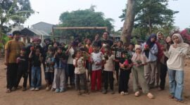 Pelatihan kokedama melibatkan anak-anak yang belajar membuat media tanam berbentuk bola dan merawat tanaman (foto: ist)